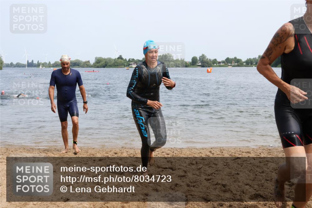 15.06.2025 - 27. Vierlanden-Triathlon Lena Gebhardt http://msf.ph/oto/8034723 15.06.2025 11:20:22 Schwimmen 838, 880, 890, 926 meine-sportfotos.de