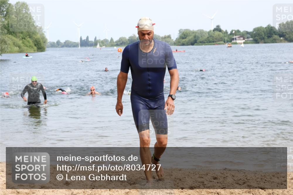 15.06.2025 - 27. Vierlanden-Triathlon Lena Gebhardt http://msf.ph/oto/8034727 15.06.2025 11:20:23 Schwimmen 838, 880, 890, 926, 969 meine-sportfotos.de