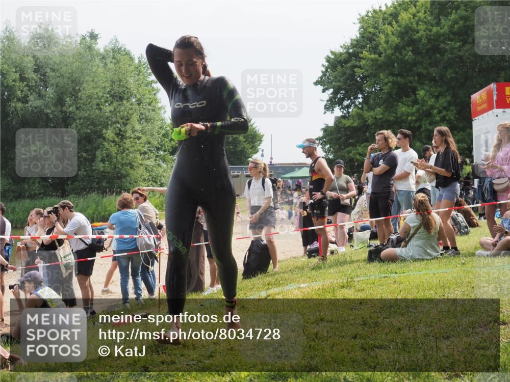 15.06.2025 - 27. Vierlanden-Triathlon KatJ http://msf.ph/oto/8034728 15.06.2025 11:18:55 Schwimmen 885, 916 meine-sportfotos.de