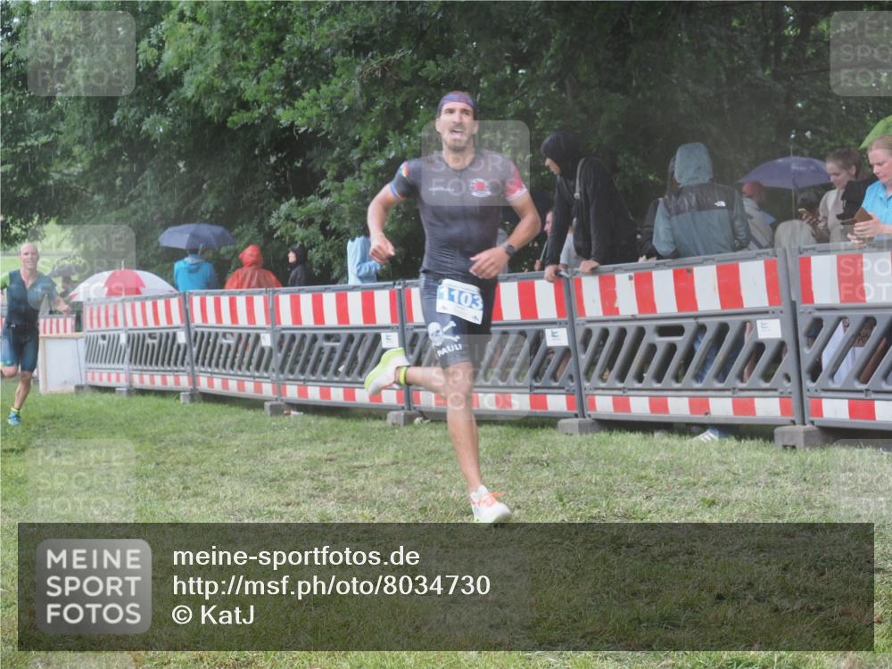 21.06.2025 - 27. Vierlanden-Triathlon KatJ http://msf.ph/oto/8034730 15.06.2025 13:49:32 Ziel 1103, 1137 meine-sportfotos.de