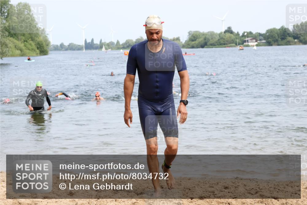 15.06.2025 - 27. Vierlanden-Triathlon Lena Gebhardt http://msf.ph/oto/8034732 15.06.2025 11:20:23 Schwimmen 838, 880, 890, 926, 969 meine-sportfotos.de