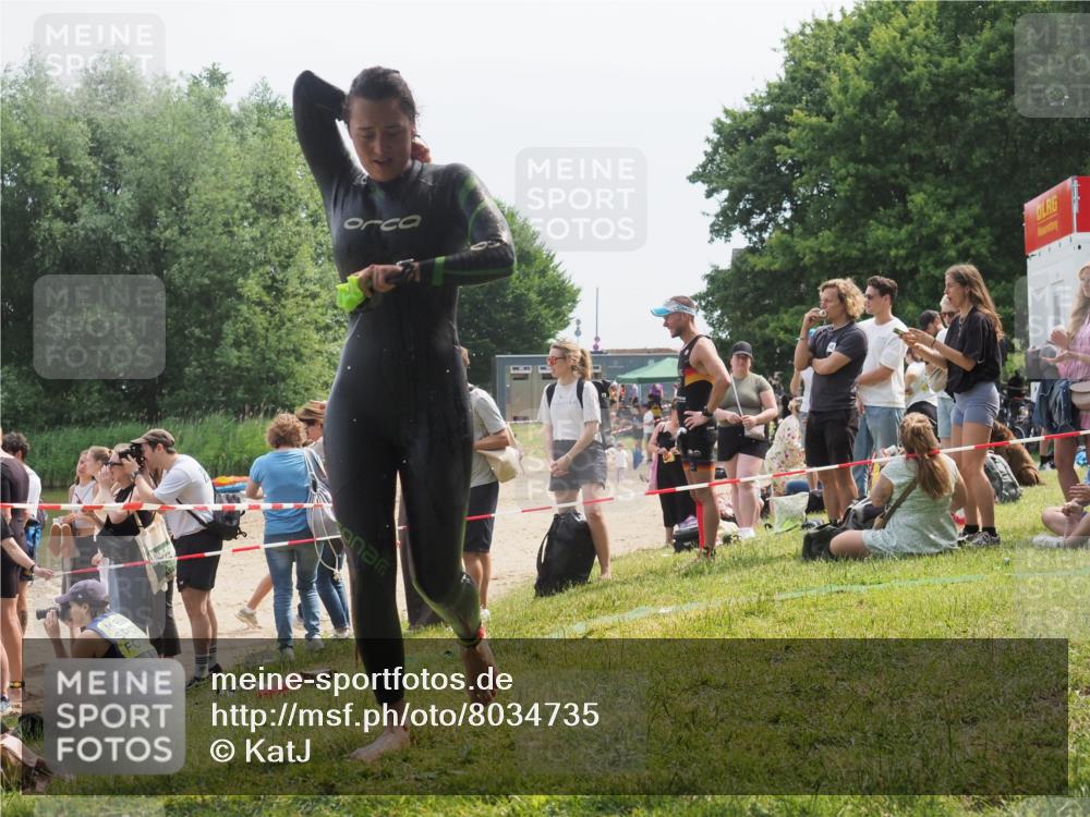 15.06.2025 - 27. Vierlanden-Triathlon KatJ http://msf.ph/oto/8034735 15.06.2025 11:18:55 Schwimmen 885, 916 meine-sportfotos.de