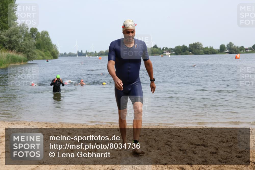 15.06.2025 - 27. Vierlanden-Triathlon Lena Gebhardt http://msf.ph/oto/8034736 15.06.2025 11:20:24 Schwimmen 838, 880, 890, 926, 969 meine-sportfotos.de
