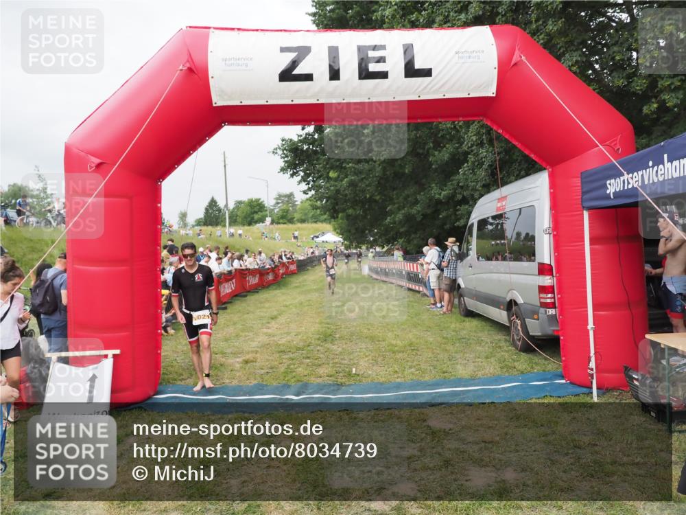 21.06.2025 - 27. Vierlanden-Triathlon MichiJ http://msf.ph/oto/8034739 15.06.2026 12:58:40 Ziel 111, 736 meine-sportfotos.de