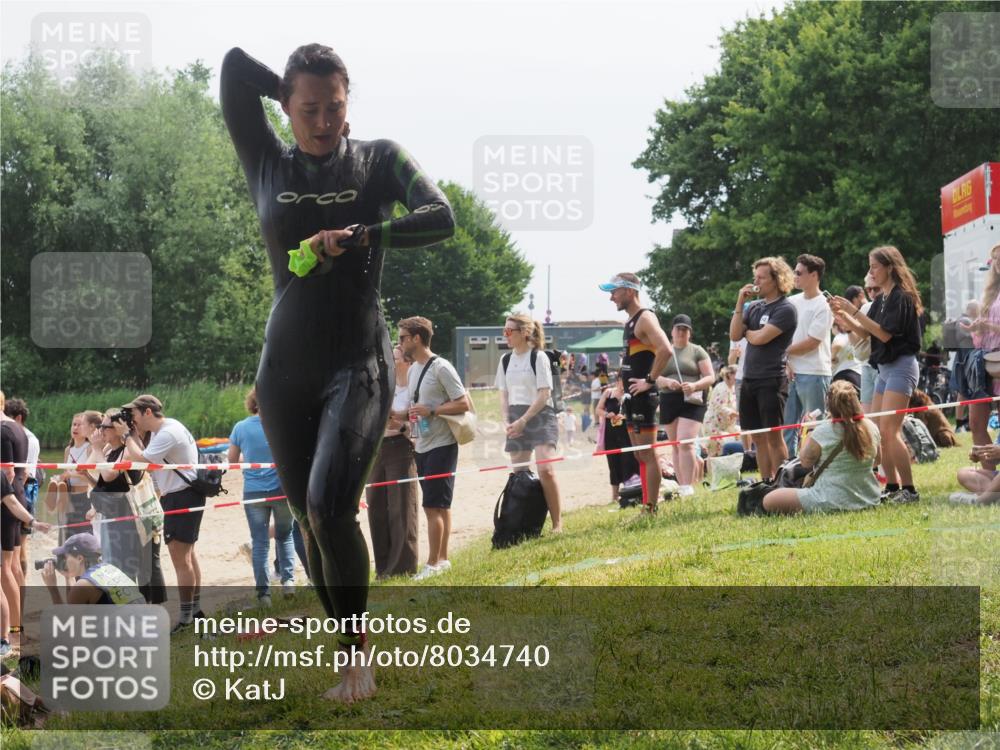 15.06.2025 - 27. Vierlanden-Triathlon KatJ http://msf.ph/oto/8034740 15.06.2025 11:18:55 Schwimmen 885, 916 meine-sportfotos.de