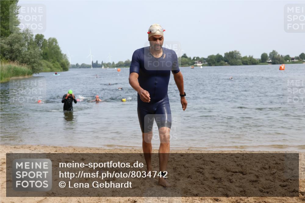 15.06.2025 - 27. Vierlanden-Triathlon Lena Gebhardt http://msf.ph/oto/8034742 15.06.2025 11:20:24 Schwimmen 838, 880, 890, 926, 969 meine-sportfotos.de
