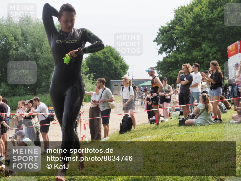 15.06.2025 - 27. Vierlanden-Triathlon KatJ http://msf.ph/oto/8034746 15.06.2025 11:18:55 Schwimmen 885, 916 meine-sportfotos.de