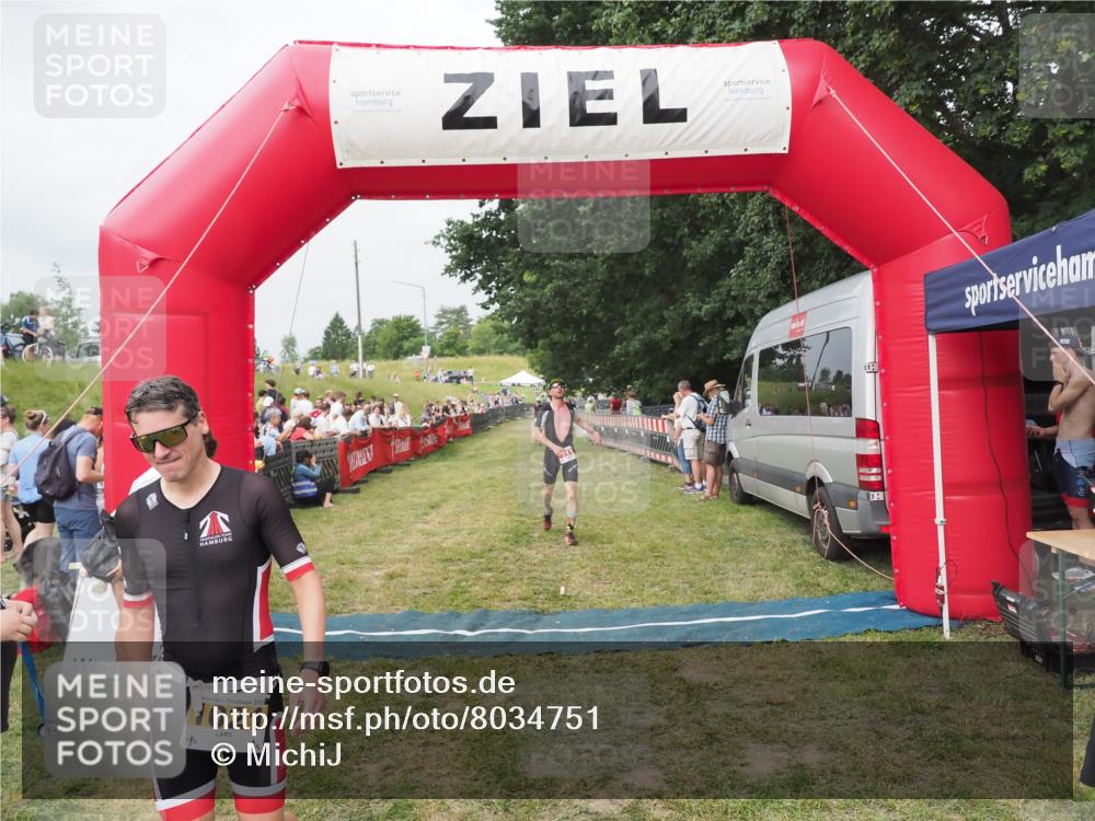 21.06.2025 - 27. Vierlanden-Triathlon MichiJ http://msf.ph/oto/8034751 15.06.2026 12:58:42 Ziel 111, 736 meine-sportfotos.de