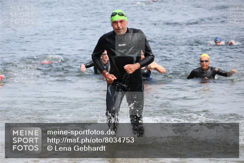15.06.2025 - 27. Vierlanden-Triathlon Lena Gebhardt http://msf.ph/oto/8034753 15.06.2025 11:20:27 Schwimmen 838, 880, 890, 926, 969 meine-sportfotos.de