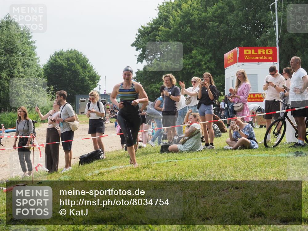 15.06.2025 - 27. Vierlanden-Triathlon KatJ http://msf.ph/oto/8034754 15.06.2025 11:19:06 Schwimmen 876, 942 meine-sportfotos.de