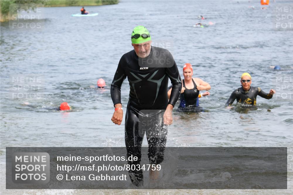 15.06.2025 - 27. Vierlanden-Triathlon Lena Gebhardt http://msf.ph/oto/8034759 15.06.2025 11:20:29 Schwimmen 838, 880, 890, 926, 969 meine-sportfotos.de