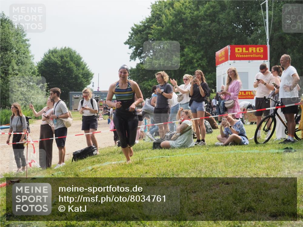15.06.2025 - 27. Vierlanden-Triathlon KatJ http://msf.ph/oto/8034761 15.06.2025 11:19:06 Schwimmen 876, 942 meine-sportfotos.de