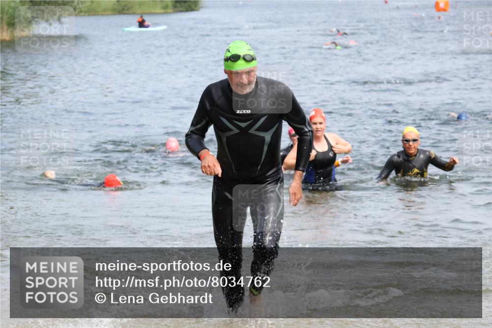15.06.2025 - 27. Vierlanden-Triathlon Lena Gebhardt http://msf.ph/oto/8034762 15.06.2025 11:20:29 Schwimmen 838, 880, 890, 926, 969 meine-sportfotos.de