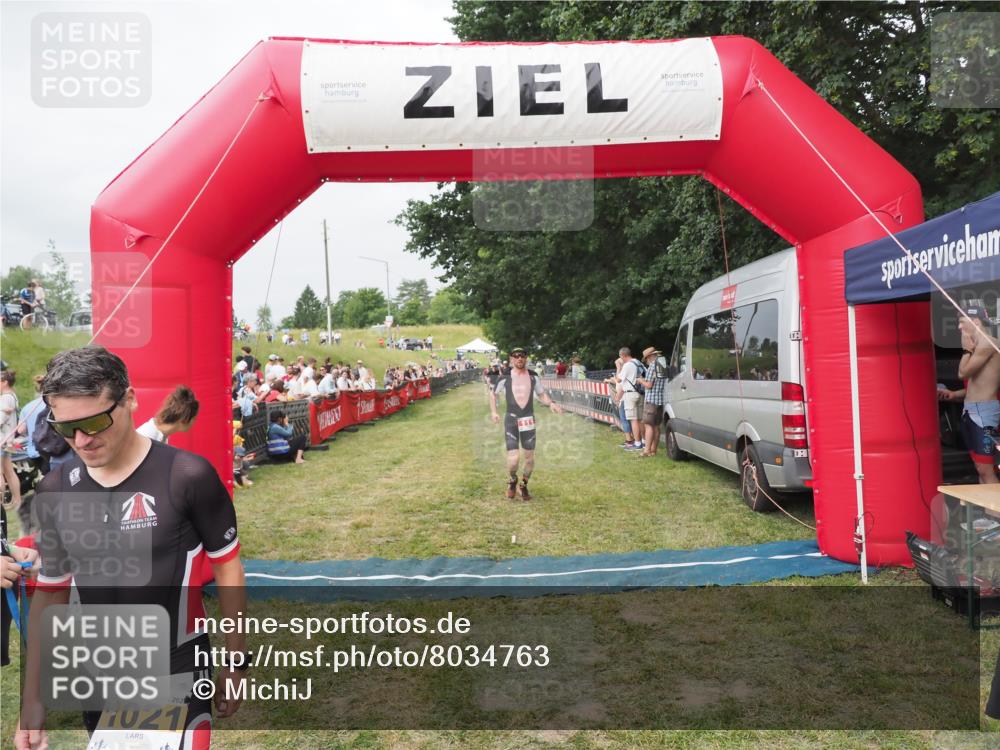 21.06.2025 - 27. Vierlanden-Triathlon MichiJ http://msf.ph/oto/8034763 15.06.2026 12:58:43 Ziel 111, 736 meine-sportfotos.de