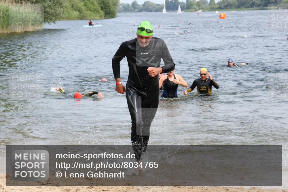 15.06.2025 - 27. Vierlanden-Triathlon Lena Gebhardt http://msf.ph/oto/8034765 15.06.2025 11:20:29 Schwimmen 838, 880, 890, 926, 969 meine-sportfotos.de