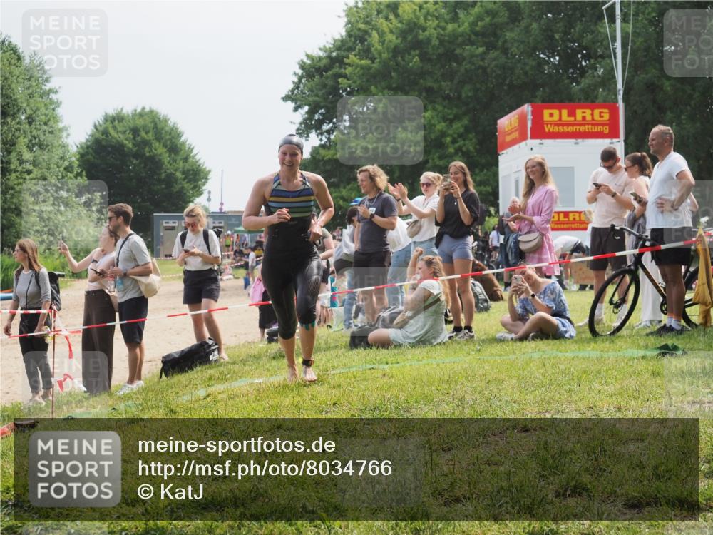 15.06.2025 - 27. Vierlanden-Triathlon KatJ http://msf.ph/oto/8034766 15.06.2025 11:19:06 Schwimmen 876, 942 meine-sportfotos.de
