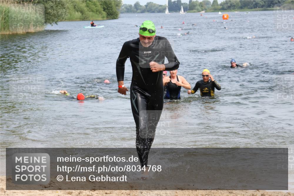 15.06.2025 - 27. Vierlanden-Triathlon Lena Gebhardt http://msf.ph/oto/8034768 15.06.2025 11:20:29 Schwimmen 838, 880, 890, 926, 969 meine-sportfotos.de