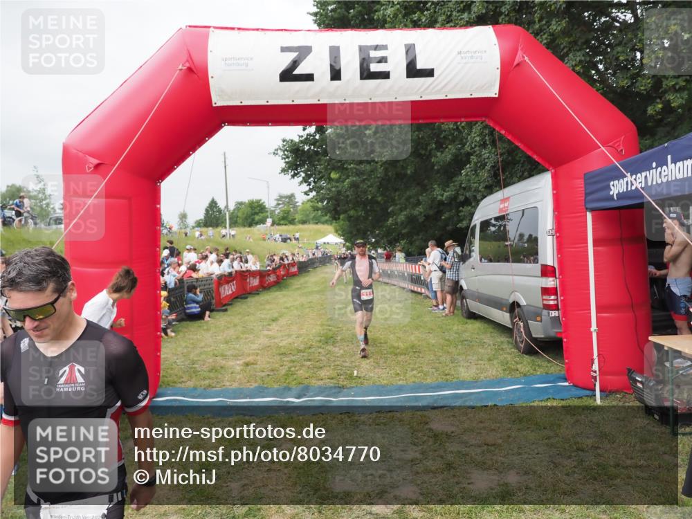 21.06.2025 - 27. Vierlanden-Triathlon MichiJ http://msf.ph/oto/8034770 15.06.2026 12:58:43 Ziel 111, 736 meine-sportfotos.de