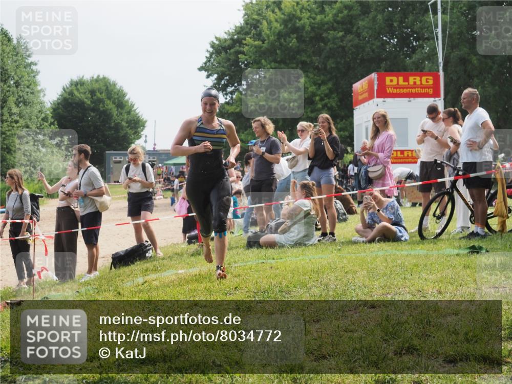 15.06.2025 - 27. Vierlanden-Triathlon KatJ http://msf.ph/oto/8034772 15.06.2025 11:19:06 Schwimmen 876, 942 meine-sportfotos.de