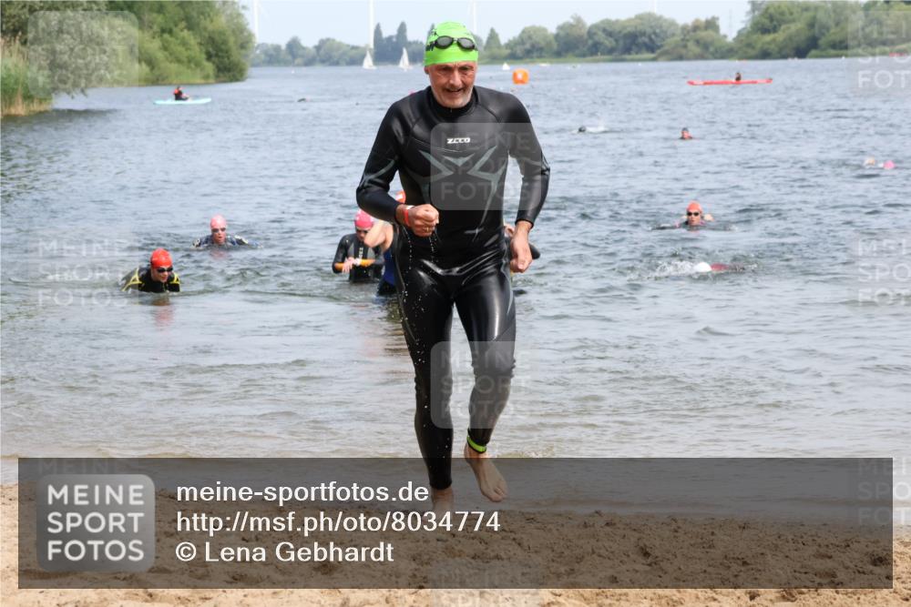 15.06.2025 - 27. Vierlanden-Triathlon Lena Gebhardt http://msf.ph/oto/8034774 15.06.2025 11:20:30 Schwimmen 838, 890, 926, 969, 1400 meine-sportfotos.de