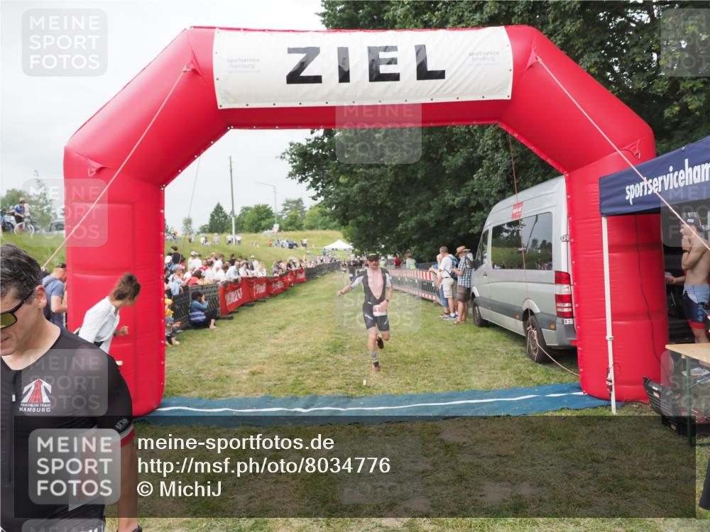 21.06.2025 - 27. Vierlanden-Triathlon MichiJ http://msf.ph/oto/8034776 15.06.2026 12:58:43 Ziel 111, 736 meine-sportfotos.de