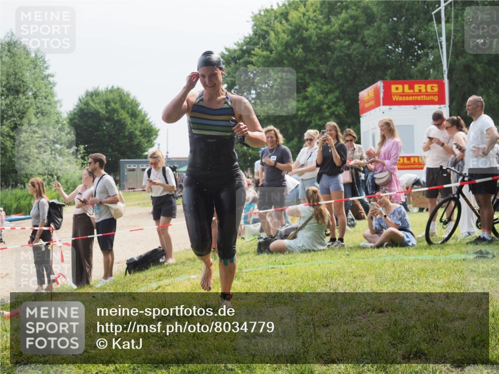 15.06.2025 - 27. Vierlanden-Triathlon KatJ http://msf.ph/oto/8034779 15.06.2025 11:19:07 Schwimmen 876, 942 meine-sportfotos.de