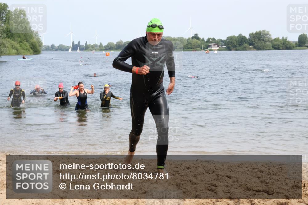 15.06.2025 - 27. Vierlanden-Triathlon Lena Gebhardt http://msf.ph/oto/8034781 15.06.2025 11:20:31 Schwimmen 838, 890, 926, 969, 1400 meine-sportfotos.de