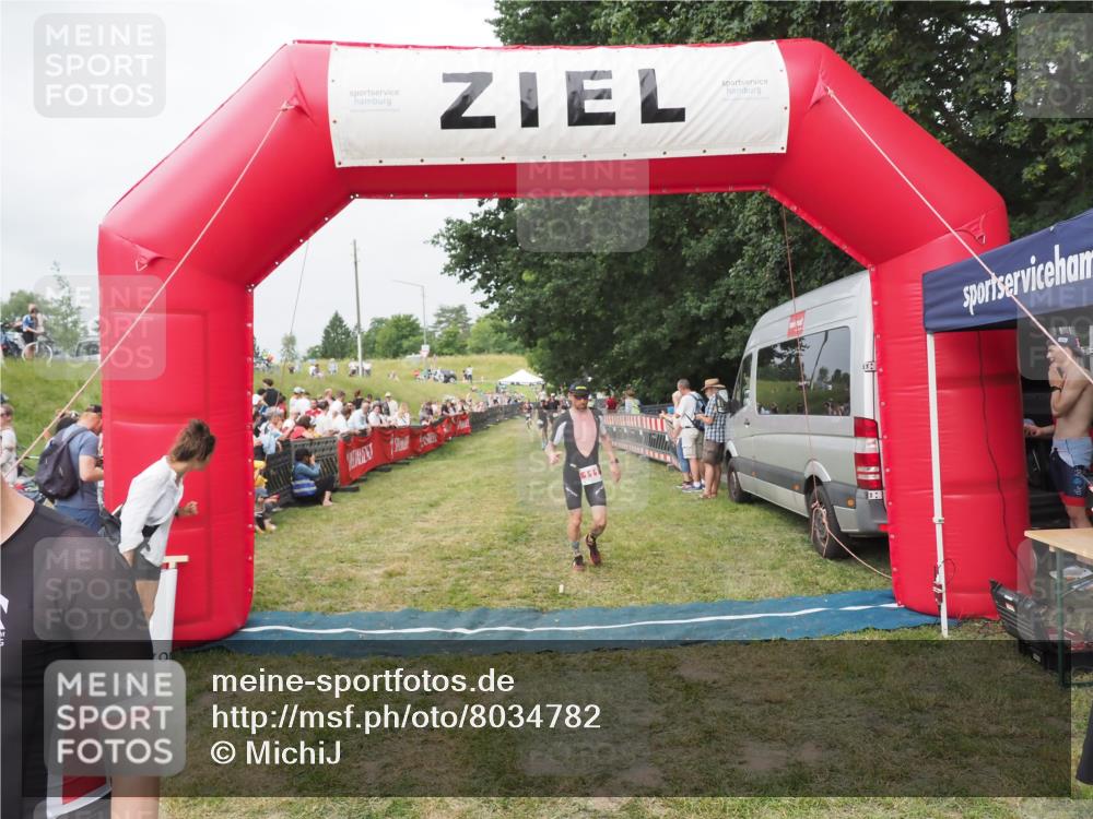 21.06.2025 - 27. Vierlanden-Triathlon MichiJ http://msf.ph/oto/8034782 15.06.2026 12:58:43 Ziel 111, 736 meine-sportfotos.de