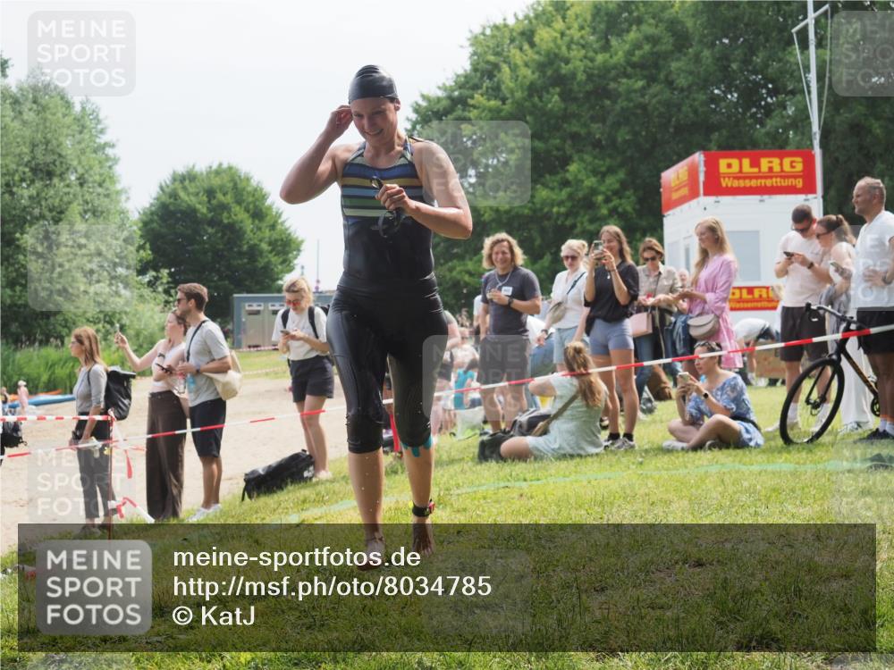 15.06.2025 - 27. Vierlanden-Triathlon KatJ http://msf.ph/oto/8034785 15.06.2025 11:19:07 Schwimmen 876, 942 meine-sportfotos.de