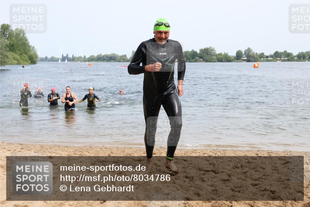 15.06.2025 - 27. Vierlanden-Triathlon Lena Gebhardt http://msf.ph/oto/8034786 15.06.2025 11:20:32 Schwimmen 838, 879, 890, 941, 969, 1400 meine-sportfotos.de