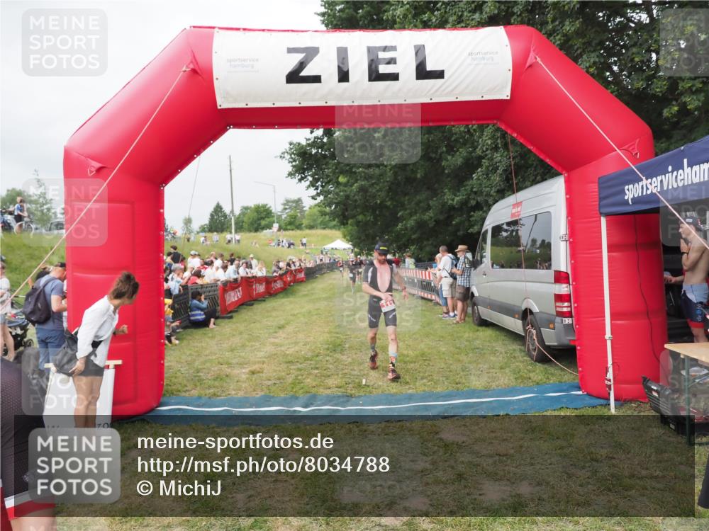 21.06.2025 - 27. Vierlanden-Triathlon MichiJ http://msf.ph/oto/8034788 15.06.2026 12:58:43 Ziel 111, 736 meine-sportfotos.de