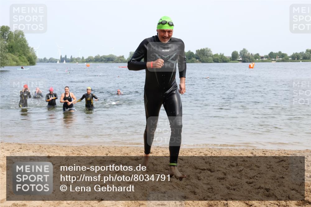15.06.2025 - 27. Vierlanden-Triathlon Lena Gebhardt http://msf.ph/oto/8034791 15.06.2025 11:20:32 Schwimmen 838, 879, 890, 941, 969, 1400 meine-sportfotos.de