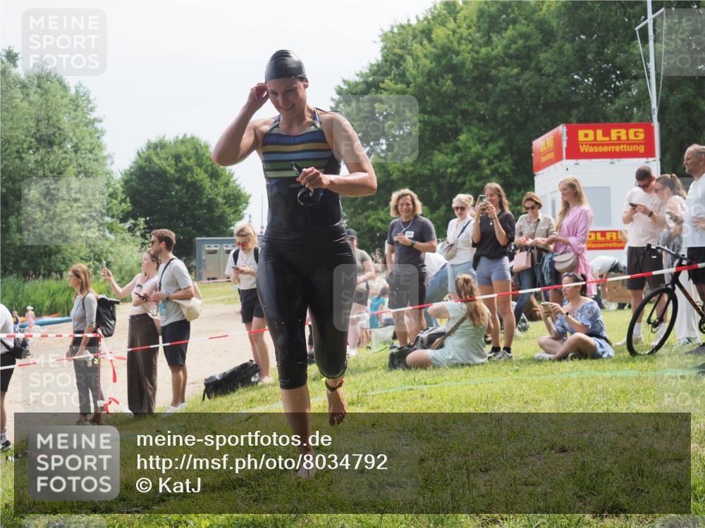15.06.2025 - 27. Vierlanden-Triathlon KatJ http://msf.ph/oto/8034792 15.06.2025 11:19:07 Schwimmen 876, 942 meine-sportfotos.de