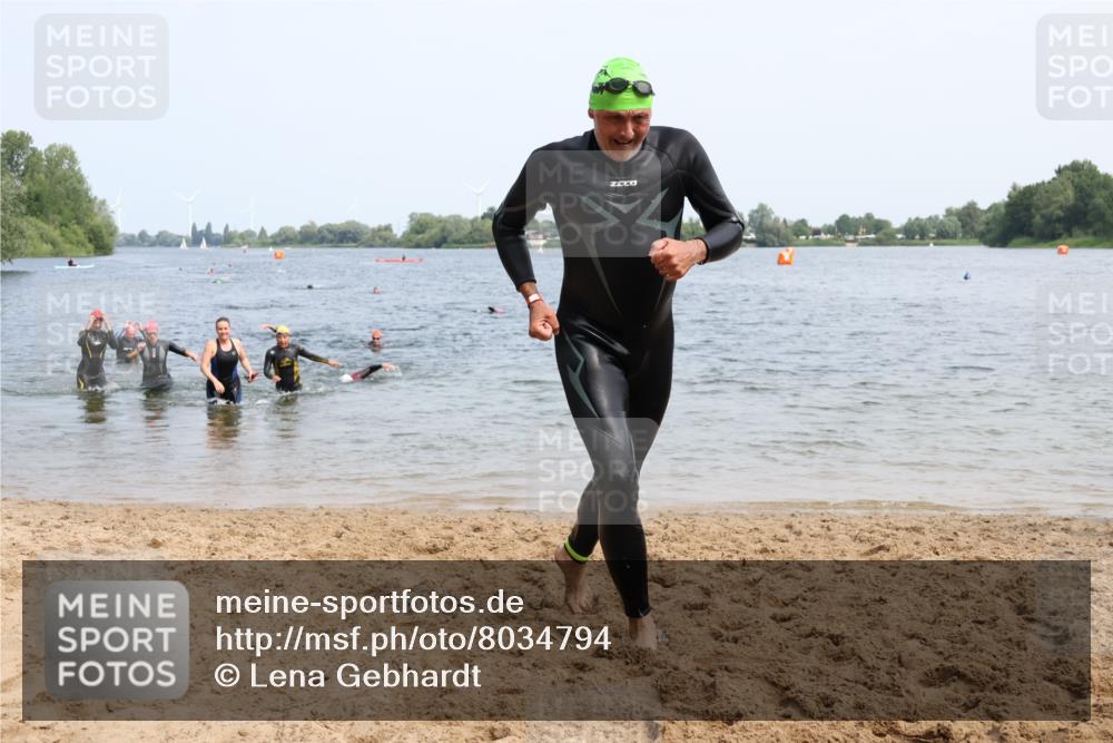 15.06.2025 - 27. Vierlanden-Triathlon Lena Gebhardt http://msf.ph/oto/8034794 15.06.2025 11:20:33 Schwimmen 838, 879, 890, 924, 941, 969, 1400 meine-sportfotos.de