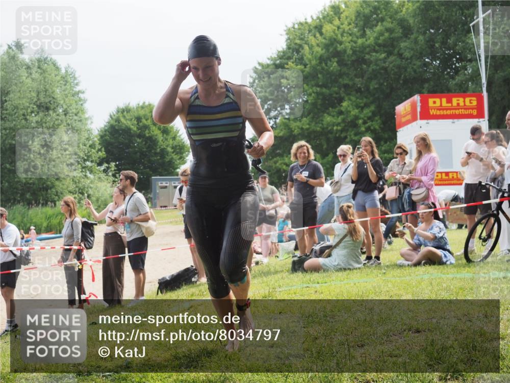 15.06.2025 - 27. Vierlanden-Triathlon KatJ http://msf.ph/oto/8034797 15.06.2025 11:19:07 Schwimmen 876, 942 meine-sportfotos.de