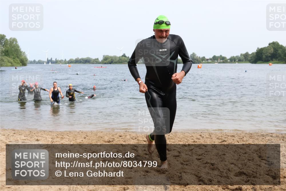 15.06.2025 - 27. Vierlanden-Triathlon Lena Gebhardt http://msf.ph/oto/8034799 15.06.2025 11:20:33 Schwimmen 838, 879, 890, 924, 941, 969, 1400 meine-sportfotos.de