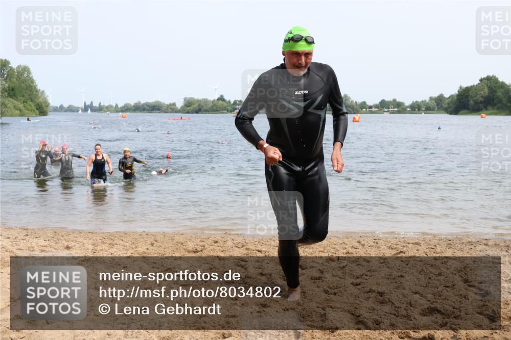 15.06.2025 - 27. Vierlanden-Triathlon Lena Gebhardt http://msf.ph/oto/8034802 15.06.2025 11:20:33 Schwimmen 838, 879, 890, 924, 941, 969, 1400 meine-sportfotos.de