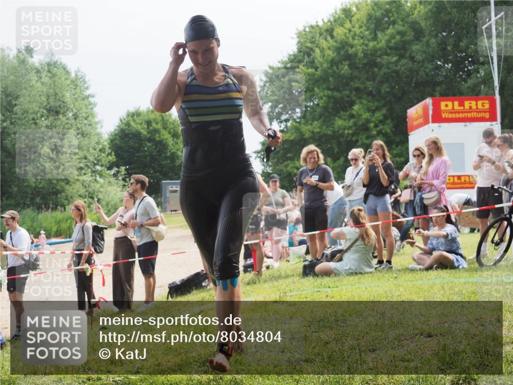 15.06.2025 - 27. Vierlanden-Triathlon KatJ http://msf.ph/oto/8034804 15.06.2025 11:19:07 Schwimmen 876, 942 meine-sportfotos.de