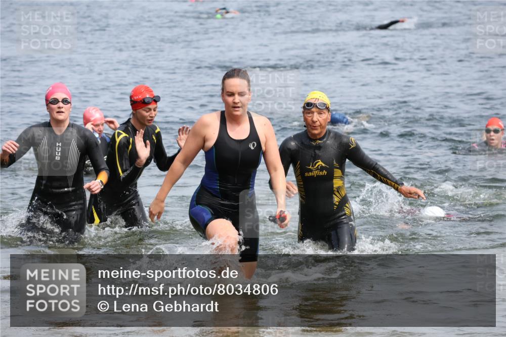 15.06.2025 - 27. Vierlanden-Triathlon Lena Gebhardt http://msf.ph/oto/8034806 15.06.2025 11:20:34 Schwimmen 838, 879, 924, 941, 969, 1400 meine-sportfotos.de