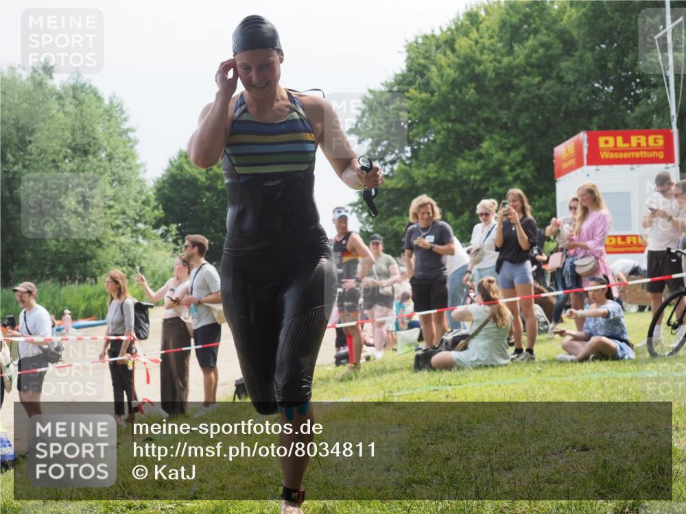 15.06.2025 - 27. Vierlanden-Triathlon KatJ http://msf.ph/oto/8034811 15.06.2025 11:19:08 Schwimmen 876, 942 meine-sportfotos.de