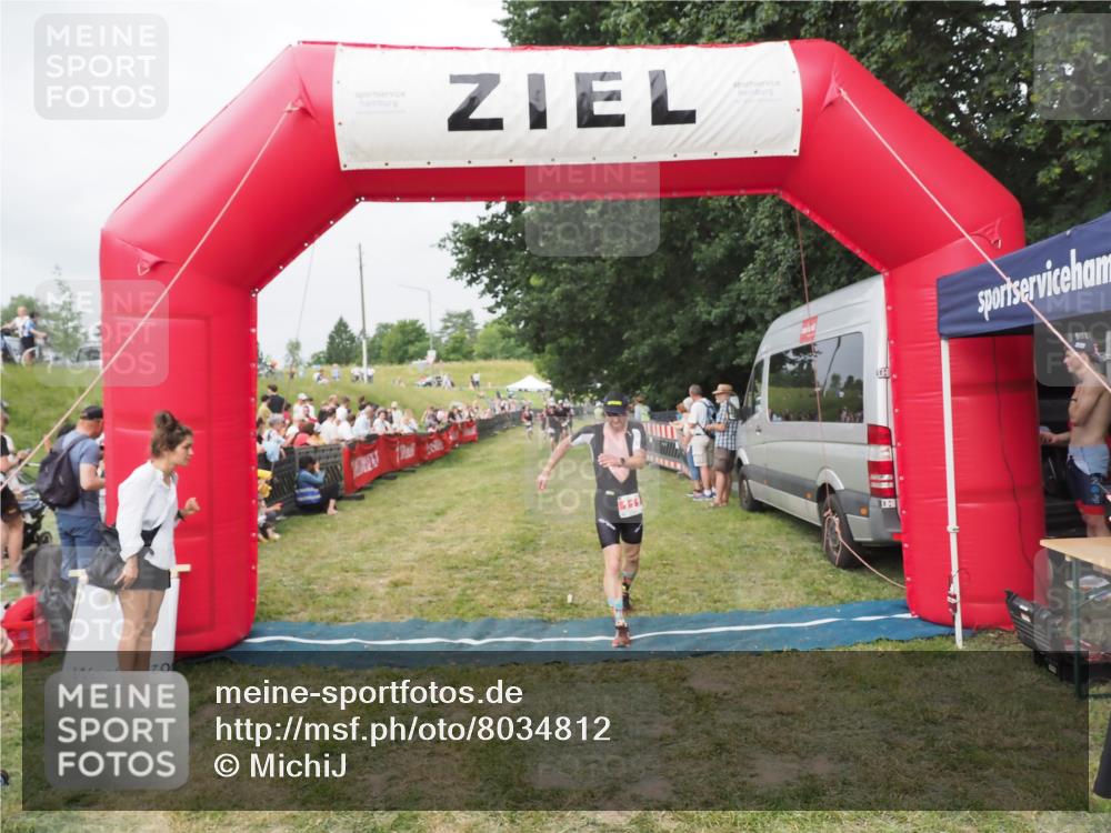 21.06.2025 - 27. Vierlanden-Triathlon MichiJ http://msf.ph/oto/8034812 15.06.2026 12:58:44 Ziel 111, 662, 736 meine-sportfotos.de