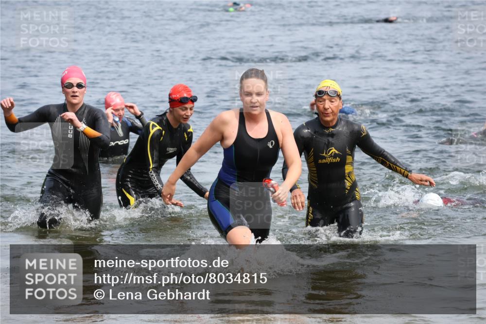 15.06.2025 - 27. Vierlanden-Triathlon Lena Gebhardt http://msf.ph/oto/8034815 15.06.2025 11:20:34 Schwimmen 838, 879, 924, 941, 969, 1400 meine-sportfotos.de