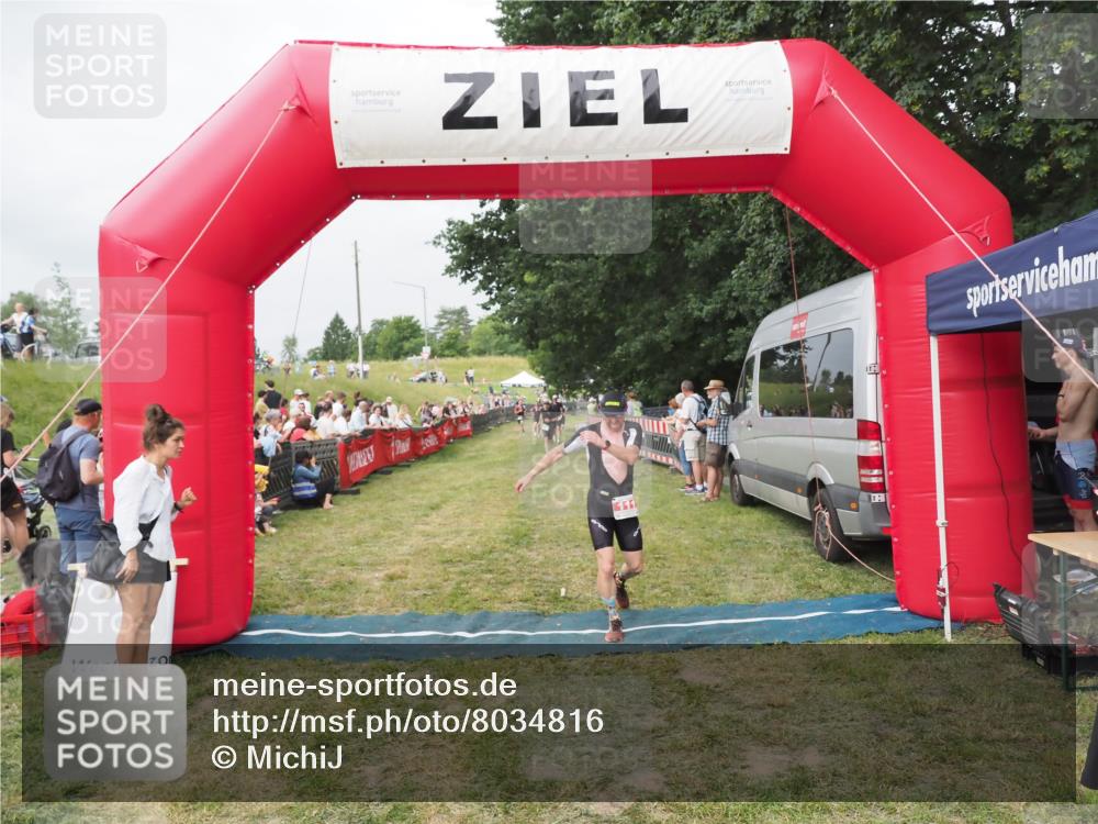 21.06.2025 - 27. Vierlanden-Triathlon MichiJ http://msf.ph/oto/8034816 15.06.2026 12:58:44 Ziel 111, 662, 736 meine-sportfotos.de