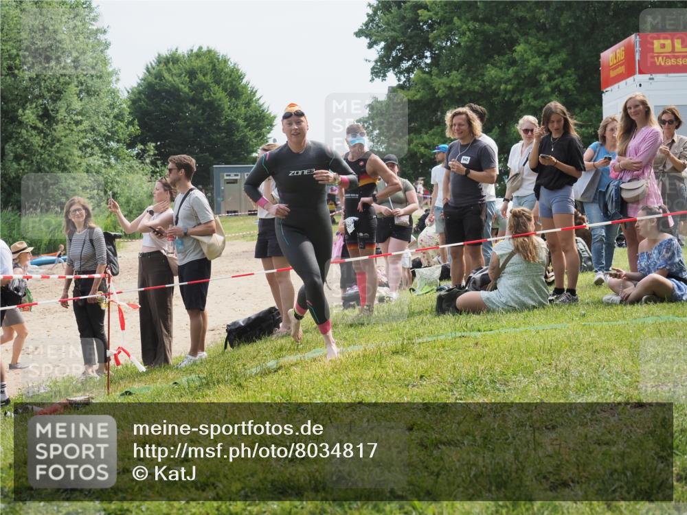 15.06.2025 - 27. Vierlanden-Triathlon KatJ http://msf.ph/oto/8034817 15.06.2025 11:19:10 Schwimmen 876, 942 meine-sportfotos.de