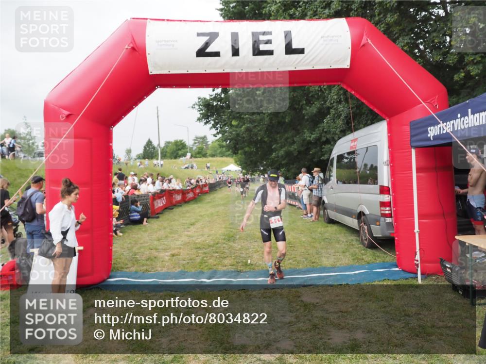 21.06.2025 - 27. Vierlanden-Triathlon MichiJ http://msf.ph/oto/8034822 15.06.2026 12:58:44 Ziel 111, 662, 736 meine-sportfotos.de