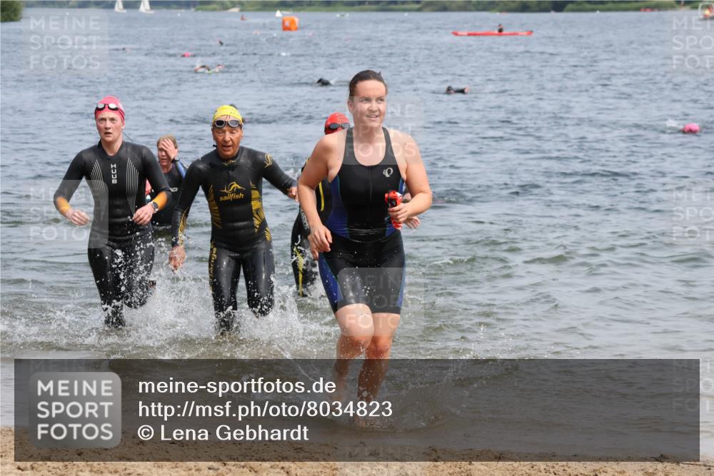 15.06.2025 - 27. Vierlanden-Triathlon Lena Gebhardt http://msf.ph/oto/8034823 15.06.2025 11:20:37 Schwimmen 879, 924, 936, 941, 969, 1400 meine-sportfotos.de