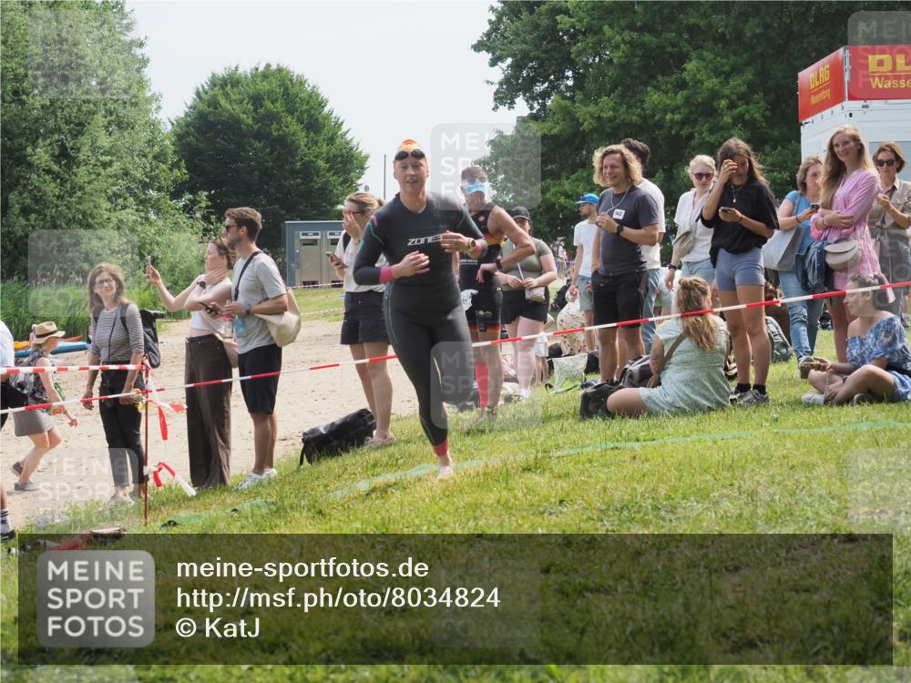 15.06.2025 - 27. Vierlanden-Triathlon KatJ http://msf.ph/oto/8034824 15.06.2025 11:19:10 Schwimmen 876, 942 meine-sportfotos.de