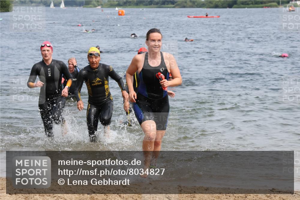 15.06.2025 - 27. Vierlanden-Triathlon Lena Gebhardt http://msf.ph/oto/8034827 15.06.2025 11:20:37 Schwimmen 879, 924, 936, 941, 969, 1400 meine-sportfotos.de