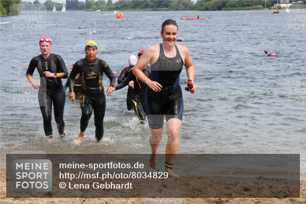 15.06.2025 - 27. Vierlanden-Triathlon Lena Gebhardt http://msf.ph/oto/8034829 15.06.2025 11:20:37 Schwimmen 879, 924, 936, 941, 969, 1400 meine-sportfotos.de