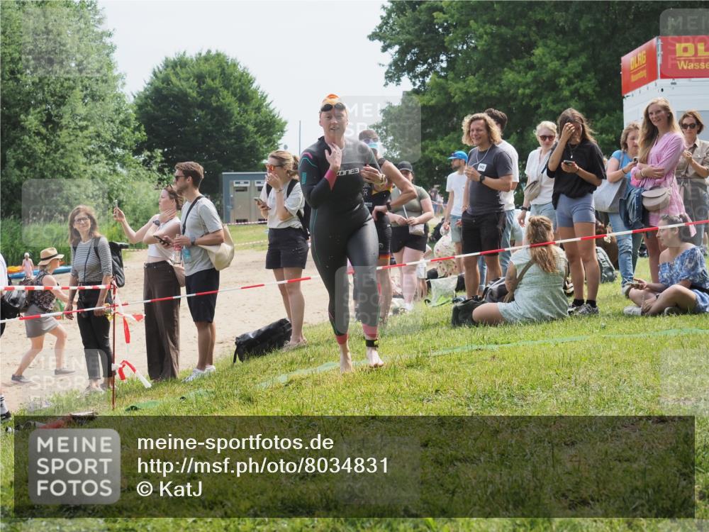 15.06.2025 - 27. Vierlanden-Triathlon KatJ http://msf.ph/oto/8034831 15.06.2025 11:19:10 Schwimmen 876, 942 meine-sportfotos.de